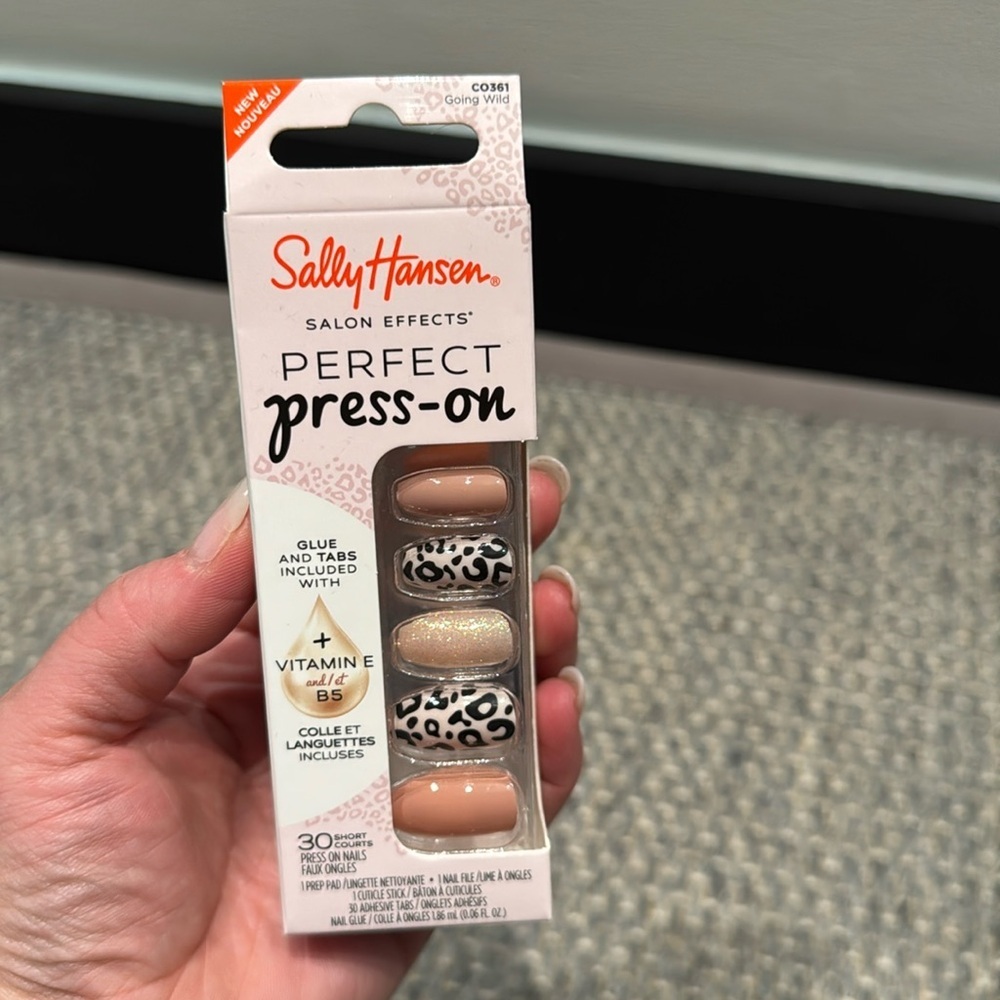 NWT- Sally Hansen Perfect Press-On Nails Going Wild